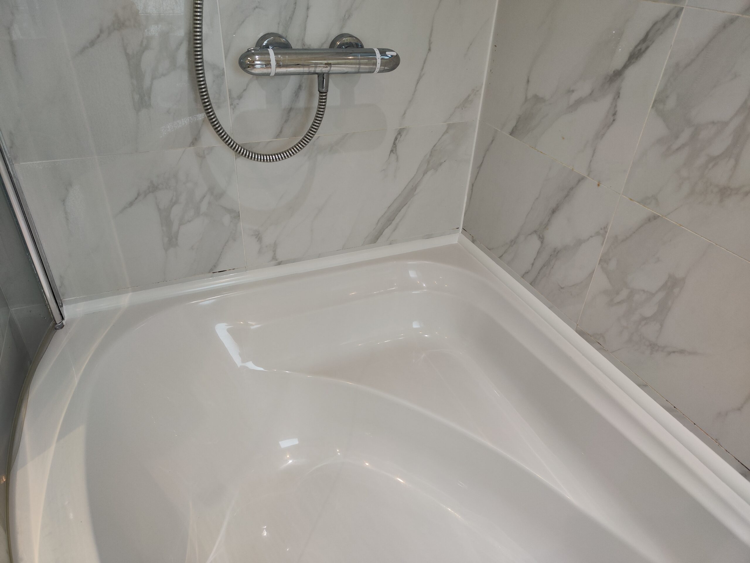 Bathtub silicone replacement after